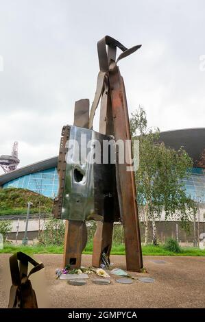 Stratford, Londres, Royaume-Uni. 20 septembre 2021. La poutre en acier de 911 a Memorial dans le Parc olympique. Un souvenir du 11 septembre 2001 attaque de 3,000 fleurs de mort mises à la mémoire du 11 septembre 2001 crédit: Picture Capital/Alamy Live News Banque D'Images