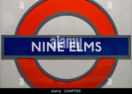 Nine Elms Underground, station de métro rond signe à Londres Angleterre Royaume-Uni Banque D'Images