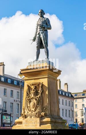 Statue du mémorial du capitaine Cook sur le pavillon, Whitby sur le port de Whitby, Yorkshire du Nord, Angleterre. Banque D'Images