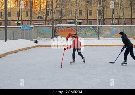 Kovrov, Russie. 12 février 2017. Les adolescents jouant au hockey sur une patinoire de hockey pour l'éducation supplémentaire des enfants Rodnichok Banque D'Images