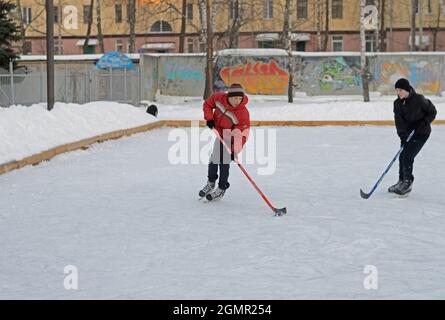 Kovrov, Russie. 12 février 2017. Les adolescents jouant au hockey sur une patinoire de hockey pour l'éducation supplémentaire des enfants Rodnichok Banque D'Images