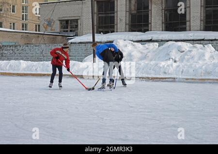 Kovrov, Russie. 12 février 2017. Les adolescents jouant au hockey sur une patinoire de hockey pour l'éducation supplémentaire des enfants Rodnichok Banque D'Images