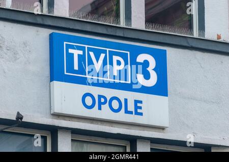 Opole, Pologne - 4 juin 2021 : logo et signe de TVP 3 Opole. TVP3 (anciennement TVP Regionalna, connu aussi sous le nom de Regionalna Trojka ou Programme 3 Telewizji Pols Banque D'Images