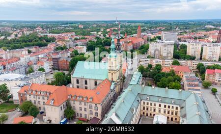 Legnica, Pologne - 1er juin 2021 : vue aérienne dans le centre-ville de Legnica. Vue sur la ville depuis la vue sur les oiseaux. Ville de drone. Banque D'Images