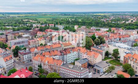 Legnica, Pologne - 1er juin 2021 : vue aérienne dans le centre-ville de Legnica. Vue sur la ville depuis la vue sur les oiseaux. Banque D'Images