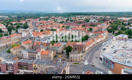 Legnica, Pologne - 1er juin 2021 : vue aérienne dans le centre-ville de Legnica. Banque D'Images