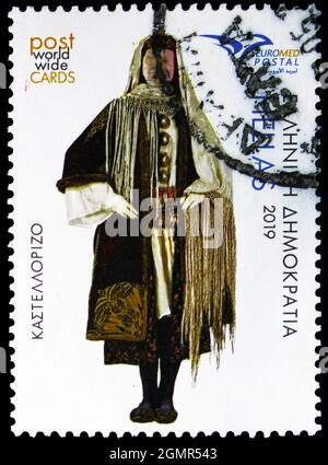 MOSCOU, RUSSIE - 31 JUILLET 2021: Timbre-poste imprimé en Grèce montre Costume de Kastellorizo, Euromed 2019 - série de costumes traditionnels, vers 2019 Banque D'Images