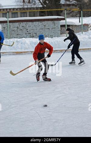 Kovrov, Russie. 12 février 2017. Les adolescents jouant au hockey sur une patinoire de hockey pour l'éducation supplémentaire des enfants Rodnichok Banque D'Images