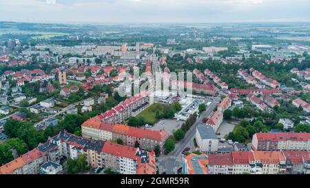 Zgorzelec, Pologne - 2 juin 2021 : antenne dans le centre-ville de Zgorzelec. Vue sur la ville depuis la vue sur les oiseaux. Zgorzelec est situé sur la rivière Lusatien Neisse, on Banque D'Images