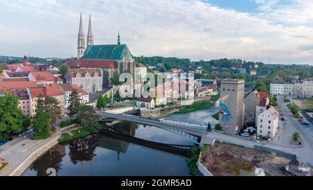 Zgorzelec, Pologne - 2 juin 2021 : vue aérienne sur la rivière Lusatien Neisse, à la frontière germano-polonaise, jouxtant la ville allemande de Gorlitz et la ZG polonaise Banque D'Images