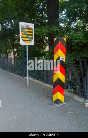 Gorlitz, Allemagne - 2 juin 2021 : panneau territorial allemand et armoiries de Saxe dans la ville de Gorlitz. Poste frontière près de la frontière entre la Pologne et l'allemand Banque D'Images