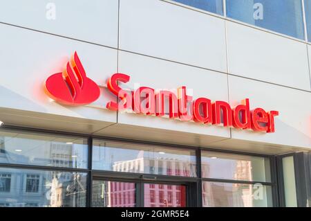 Lodz, Pologne - 7 juin 2021 : logo Santander sur le bureau de la banque Santander. Santander est une banque espagnole fondée en 1857. Banque D'Images