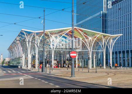 Lodz, Pologne - 7 juin 2021 : station de tramway Centrum, arrêt Piotrkowska Centrum, station de transfert Piotrkowska-Centrum. Banque D'Images