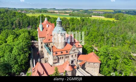 Vue aérienne du mystérieux château médiéval de Czocha dans la Voïvodeship basse-Silésie, dans le sud-ouest de la Pologne. Banque D'Images