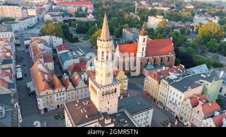 Opole, Pologne - 4 juin 2021 : vue aérienne sur la tour de l'hôtel de ville. Banque D'Images