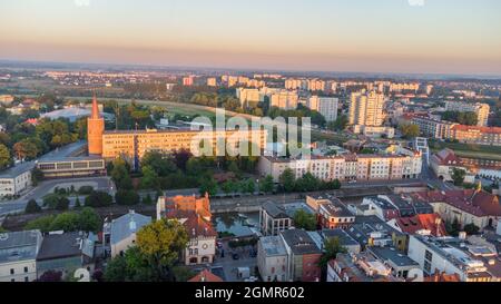 Vue aérienne au lever du soleil dans le centre-ville d'Opole. Vue sur la ville depuis la vue sur les oiseaux. Ville de drone. Banque D'Images