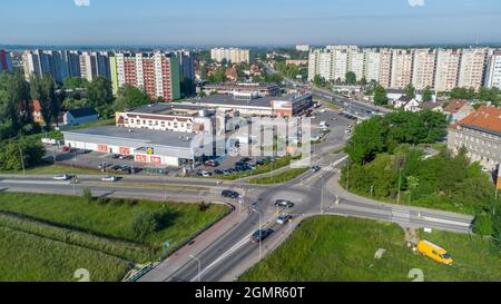 Opole, Pologne - 4 juin 2021 : vue aérienne de la ville d'Opole en Pologne. Vue sur la ville depuis la vue sur les oiseaux. Opole est situé sur la rivière Oder. Banque D'Images