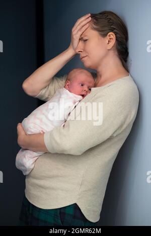 mère avec bébé souffrant de dépression post-natale Banque D'Images