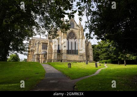 Vue arrière de la cathédrale de Ripon, vue sur les arbres Banque D'Images