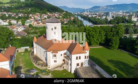 Vue aérienne sur le château de Budatin près de la ville de Zilina en Slovaquie. Banque D'Images