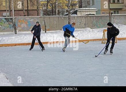 Kovrov, Russie. 12 février 2017. Les adolescents jouant au hockey sur une patinoire de hockey pour l'éducation supplémentaire des enfants Rodnichok Banque D'Images