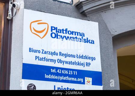 Lodz, Pologne - 7 juin 2021 : logo du parti politique polonais Civic Platform (polonais : PLATFORMA Obywatelska, PO) sur le bureau de gestion de la région de Lodz. Banque D'Images