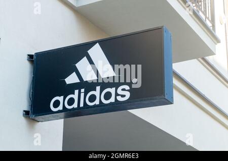 Lodz, Pologne - 7 juin 2021 : logo du fabricant allemand d'articles de sport Adidas. Banque D'Images