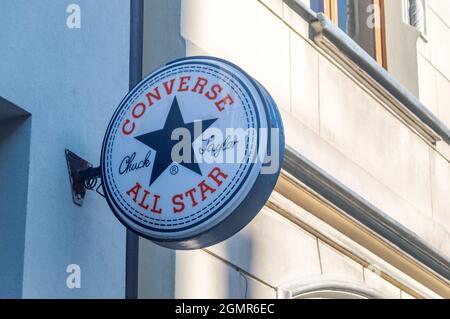 Lodz, Pologne - 7 juin 2021 : logo Converse All star. Banque D'Images