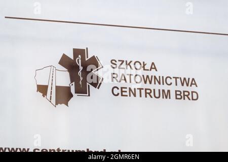 Lodz, Pologne - 7 juin 2021 : logo et panneau Ecole d'urgence du centre BRD (sécurité routière). Banque D'Images