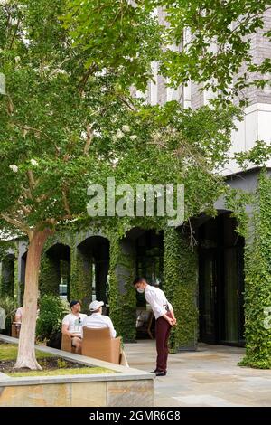 Les clients peuvent savourer un repas en plein air à l'hôtel Dewberry Charleston sur Wragg Square, dans le quartier historique, le 29 mai 2021 à Charleston, en Caroline du Sud. Banque D'Images