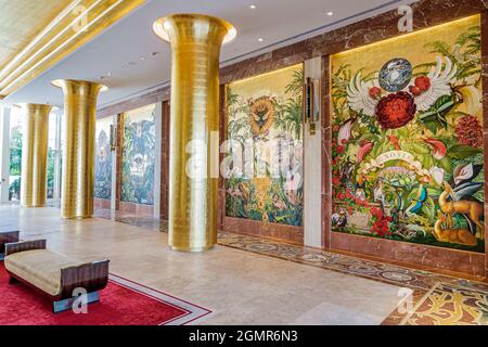 Miami Beach Florida, quartier Faena, avenue Collins, hôtel Faena, hall 5 étoiles, murs muraux Juan Gatti, colonnes en feuilles d'or, décoration intérieure Banque D'Images