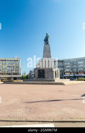 Lodz, Pologne - 7 juin 2021 : vue verticale sur la place de la liberté avec le monument Tadeusz Kosciuszko. Banque D'Images