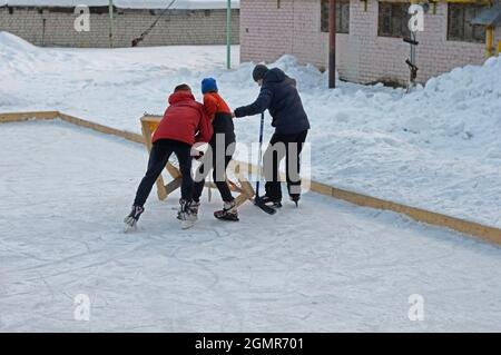 Kovrov, Russie. 12 février 2017. Les adolescents jouant au hockey sur une patinoire de hockey pour l'éducation supplémentaire des enfants Rodnichok Banque D'Images