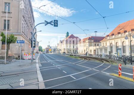 Gorlitz, Allemagne - 2 juin 2021 : Bahnhofstrasse (rue Bahnhof) avec piste de tramway dans le centre-ville de Gorlitz. Banque D'Images