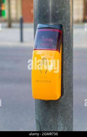 Bouton pour les feux de circulation pour piétons. Appuyez sur le bouton avec le texte. Appuyez sur en allemand. Banque D'Images