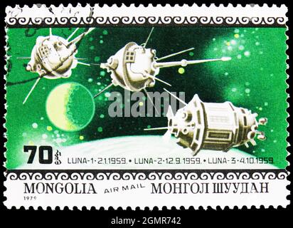 MOSCOU, RUSSIE - 31 JUILLET 2021 : timbre-poste imprimé en Mongolie montre Luna 1, 2 et 3, 10e anniversaire de la série Apollo 11 Moon Landing (Air Mail), Banque D'Images