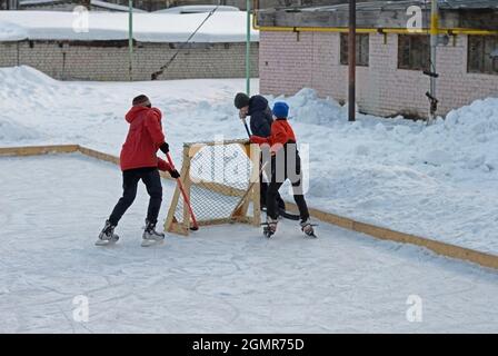 Kovrov, Russie. 12 février 2017. Les adolescents jouant au hockey sur une patinoire de hockey pour l'éducation supplémentaire des enfants Rodnichok Banque D'Images