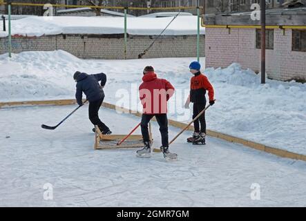 Kovrov, Russie. 12 février 2017. Les adolescents jouant au hockey sur une patinoire de hockey pour l'éducation supplémentaire des enfants Rodnichok Banque D'Images