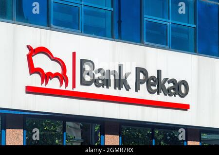 Lodz, Pologne - 7 juin 2021: Logo de la Banque Polska Kasa Opieki Spolka Akcyjna, communément utilisant le nom plus court Bank Pekao S.A., est une banque universelle et Banque D'Images