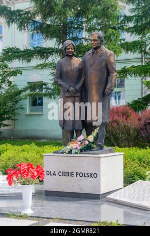 Radom, Pologne - 7 juin 2021 : monument à Lech et Maria Kaczynski. Banque D'Images