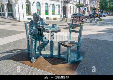 Radom, Pologne - 7 juin 2021 : Leszek Kolakowski Monument à la Constitution de la place du 3 mai 1791. Leszek Kolakowski était philosophe et historien polonais Banque D'Images