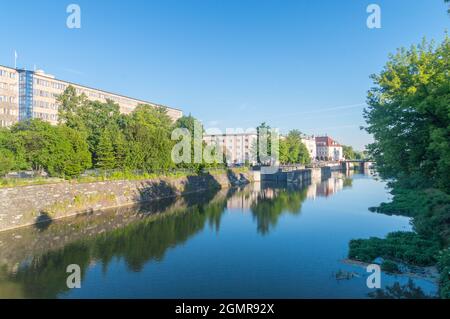 Opole, Pologne - 4 juin 2021 : vue d'été sur le canal de Mlynowka dans le centre-ville d'Opole. Banque D'Images