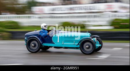 Goodwood, Royaume-Uni. 19 septembre 2021. No 1 an Alfa Romeo 8C. 2600 Monza dirigé par John Guyatt et Christopher Mann dans le Brooklands Trophy au Goodwood Revival Festival au circuit de Goodwood, Sussex, Royaume-Uni, le 19 septembre 2021. Photo de Phil Hutchinson. Utilisation éditoriale uniquement, licence requise pour une utilisation commerciale. Aucune utilisation dans les Paris, les jeux ou les publications d'un seul club/ligue/joueur. Crédit : UK Sports pics Ltd/Alay Live News Banque D'Images