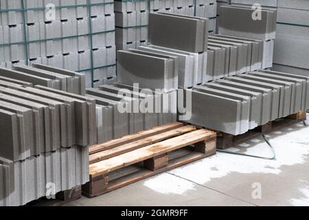 Palette de blocs de Cinder en béton, forme de brique en uniforme grise. Nouveau pour les murs de maçonnerie de qualité supérieure Banque D'Images