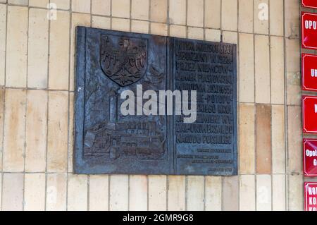 Opole, Pologne - 4 juin 2021 : plaque commémorant l'endroit où se trouvait le château Piast, détruit par les Allemands. Banque D'Images