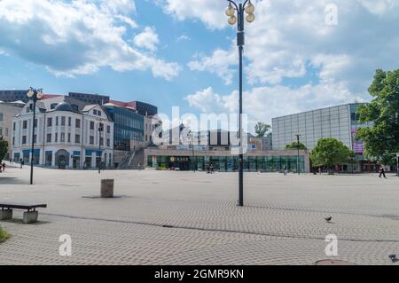 Zilina, Slovaquie - 5 juin 2021 : place d'Andrej Hlinka à l'heure d'été. Banque D'Images