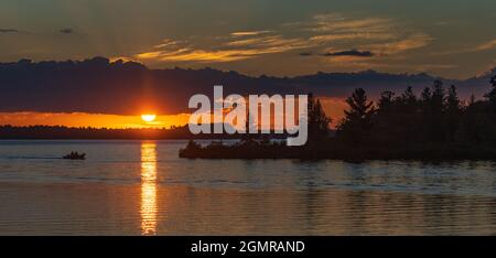 Coucher de soleil sur le Chippewa Flowage dans le nord du Wisconsin. Banque D'Images