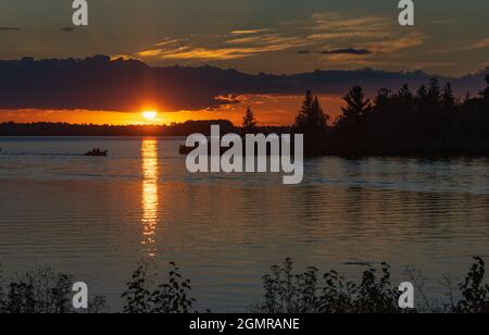 Coucher de soleil sur le Chippewa Flowage dans le nord du Wisconsin. Banque D'Images