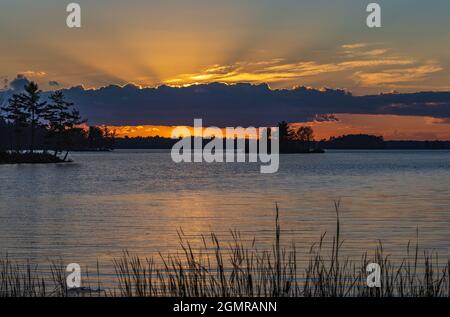 Coucher de soleil sur le Chippewa Flowage dans le nord du Wisconsin. Banque D'Images