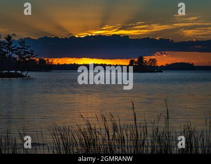 Coucher de soleil sur le Chippewa Flowage dans le nord du Wisconsin. Banque D'Images